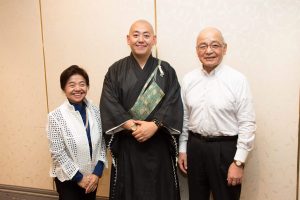 特別講師の薬師寺･録事 村上定運氏を囲み 笑顔の講師3名。