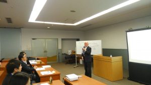「視点を変えると真実が見える」斉子の熱い講義で研修がスタート