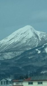 まだ雪が残る会津磐梯山