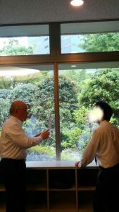 時にはフランクな会話で場を和ませる